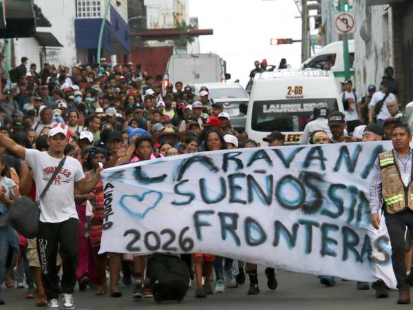 Unos 800 migrantes partieron el jueves en una nueva caravana desde la ciudad de Tapachula, frontera sur de México, pero esta vez con la capital del país como destino, ante las crecientes dificultades para continuar hacia Estados Unidos y la falta de empleo y condiciones para subsistir en esta región. Así ocurre la crisis migrante interna en México.