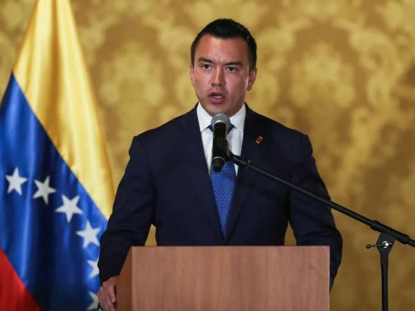 Noboa dice que hay evidencia de que barcos bombardeados por EE UU han ayudado al narcotráfico.