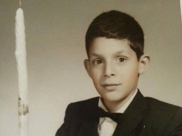 Una imagen de Nasry Asfura en su primera comunión, reflejo de sus primeros años y tradiciones familiares.