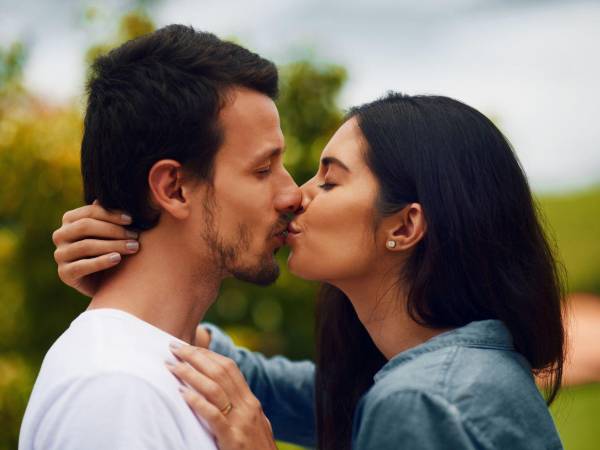 Diversos estudios han demostrado que besar no solo fortalece los vínculos emocionales, sino que también puede tener efectos positivos en la salud física y mental.