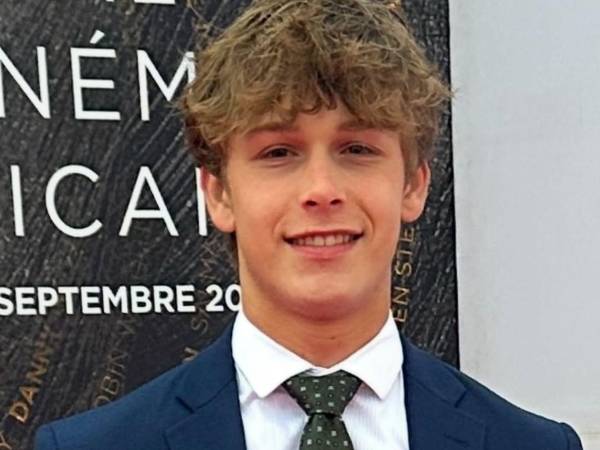 El actor de 16 años murió producto de las graves heridas tras caer de un auto en movimiento.