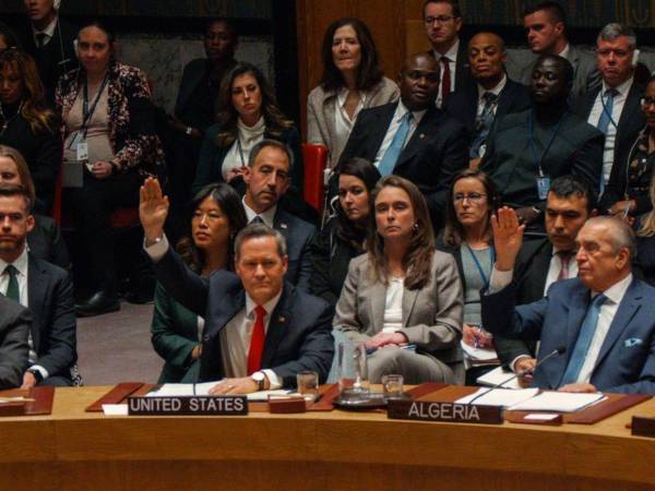 Durante la reunión, a la que asistió el embajador israelí, pero en la que no estuvo presente ninguna representación palestina, el embajador estadounidense ante el organismo, Mike Waltz, instó primero a apoyar la resolución para posteriormente felicitar a los miembros por unirse y aprobar el documento.