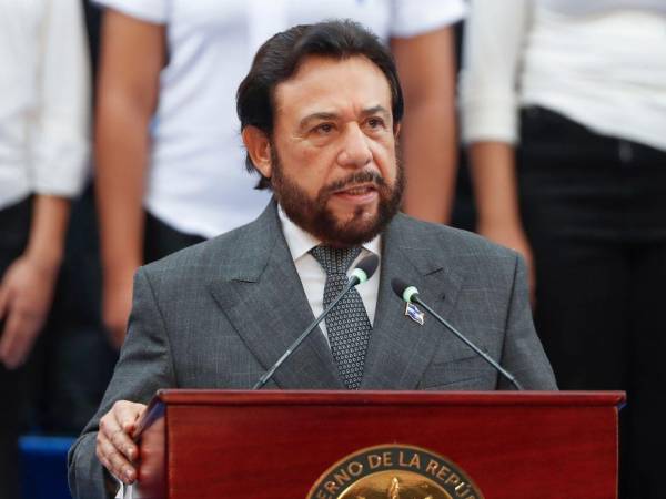 El vicepresidente de El Salvador, Félix Ulloa, habla durante la inauguración del mes de la independencia, este martes en el Palacio Nacional en San Salvador, El Salvador.