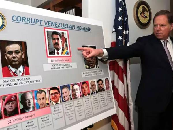 Bajo la presunta dirección de Nicolás Maduro y su círculo cercano, el Cartel de los Soles es un grupo que ha sido vinculado con el tráfico internacional de drogas y ahora enfrenta sanciones del Departamento del Tesoro por su papel en actividades ilícitas que amenazan la seguridad global. Conozca más sobre este grupo criminal.