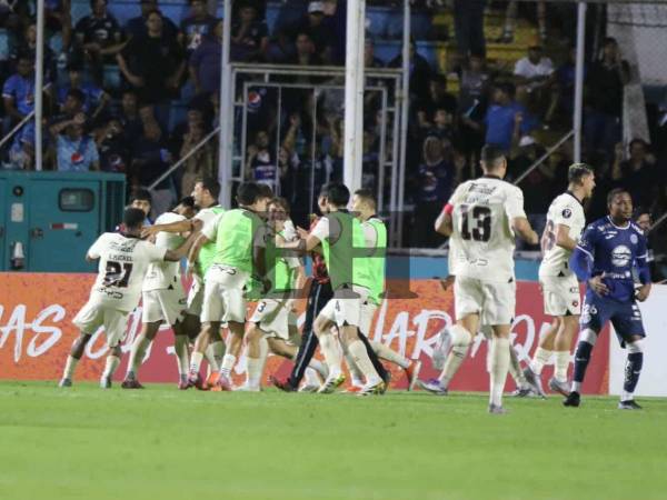 Alajuelense remontó y clasificó por goles de visita.