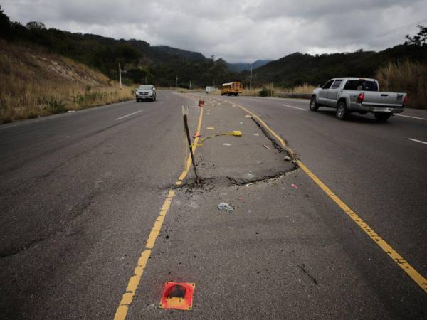 Esta es la falla que se ha formado en el Canal Seco, precisamente en el sector de Piedra Gorda, aproximadamente en el kilómetro 80, yendo de El Amatillo a Comayagua.