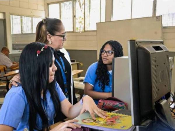 Miles de estudiantes de escuelas públicas podrían beneficiarse con el proyecto de conectividad satelital autorizado mediante un acuerdo ejecutivo.