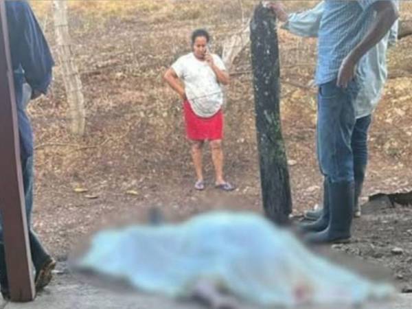 Tras conocerse el hecho, autoridades policiales se desplazaron al lugar para acordonar la escena y comenzar con las primeras investigaciones que permitan esclarecer lo sucedido.