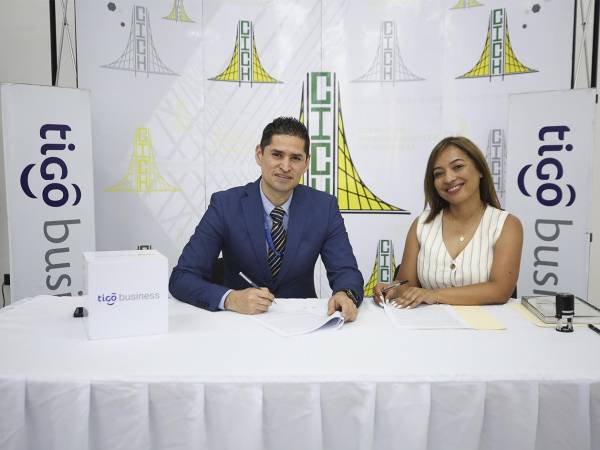 Representantes de Tigo Business y CICH durante la firma del convenio.