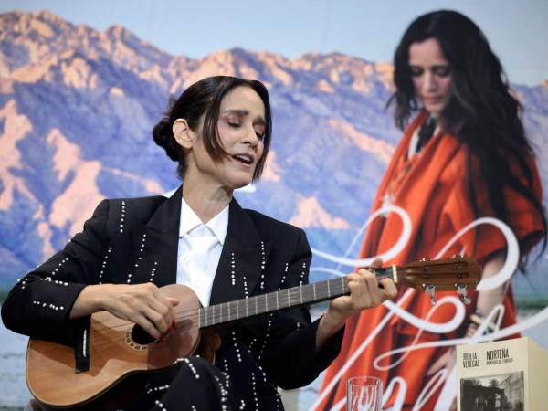 En su primer acercamiento formal a la literatura, la cantautora Julieta Venegas analiza en el libro 'Norteña' su trayectoria personal y los desafíos de la creación artística desde la periferia geográfica y cultural.