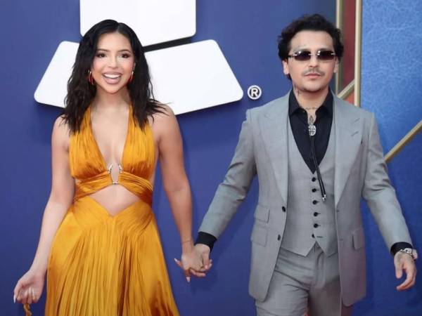 La conversación sobre la mediática relación de Christian Nodal y Ángela Aguilar se intensificó después de que el sonorense recibiera un Latin Grammy y diera un discurso que muchos interpretaron como distante porque no mencionó a su esposa. Ese instante derivó en especulaciones sobre la dinámica de la pareja y motivó diversas lecturas en redes.