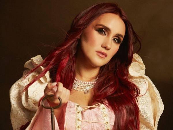 El matrimonio formado por Dulce María y el cineasta Francisco Álvarez atraviesa una nueva etapa personal que ha conmovido a sus seguidores. La artista compartió una sesión fotográfica en blanco y negro donde dejó entrever la transformación de su cuerpo y la felicidad que la acompaña en la espera de su segundo hijo.