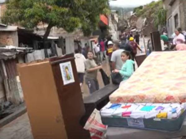 La noche del jueves -16 de octubre-, las lluvias en la capital y otras zonas del territorio hondureño provocaron un caos. Diferentes sectores han registrado inundaciones y derrumbes. En El Reparto, por ejemplo, decenas de familias están evacuando sus casas ante el peligro de deslizamientos que ya se han destruido algunas viviendas. Aquí las lamentables imágenes.