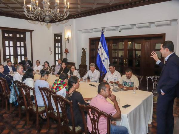 Representantes del Gobierno y dirigentes magisteriales instalaron este mediodía la Mesa Nacional de Diálogo para buscar consensos y evitar una huelga de brazos caídos anunciada para este lunes 1 de junio. ¿Quiénes forman parte de ella?