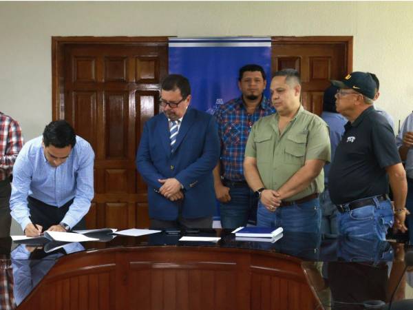 Los representantes de los productores de granos básicos, agroindustriales y gobierno, firmaron el acuerdo en el que se establece el precio de 680 lempiras el quintal de maíz.