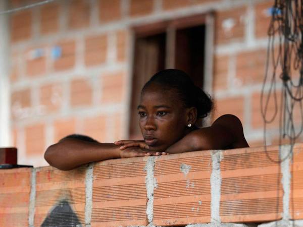 Seis días después del terremoto de magnitud 7,4, La Encharca, una remota comunidad ubicada a orillas del río Suruco, en el municipio chocoano de Medio San Juan, muestra otra cara de la emergencia en Colombia: la de quienes viven lejos de los centros urbanos y afrontan las consecuencias del sismo sin servicios básicos y bajo la presión de grupos armados ilegales.