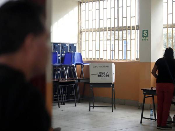 La falta de material electoral para desarrollar la votación de la segunda vuelta de las elecciones presidenciales de Perú vuelve a reportarse en algunas mesas al inicio de la jornada, mismo indiente presentado en la primera vuelta de las elecciones.