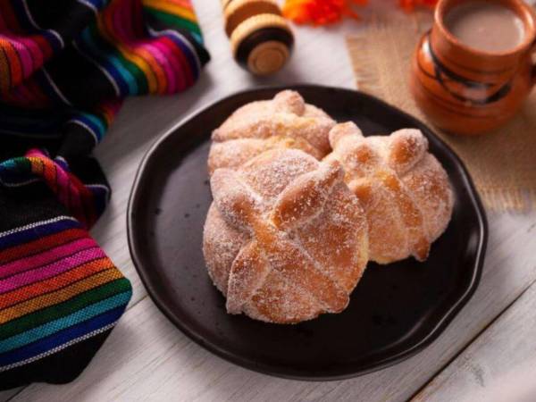 Con su forma redonda y sus decoraciones características están asociadas con el simbolismo de la vida y la muerte, el Pan de Muerto es una receta tradicional mexicana que se puede preparar en estos días lluviosos.