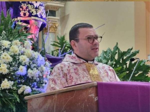 El padre Carlo Magno dio su mensaje durante la homilía de este domingo.