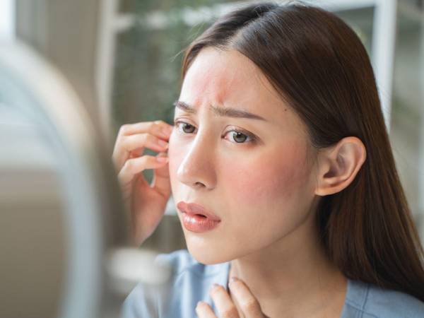 La piel, como cualquier otro órgano, se renueva de manera natural cada pocas semanas. Sin embargo, ese proceso se ralentiza con el paso del tiempo, el estrés o la falta de hidratación, es por eso que la exfoliación actúa como un reinicio cutáneo.