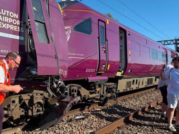 Una colisión de dos trenes cerca de Bedford (centro de Inglaterra) ha dejado este viernes al menos una persona fallecida, identificada como el maquinista de uno de los convoyes, y decenas de heridos, según confirmaron las autoridades británicas.