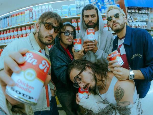 El resultado de esta colaboración ha sido una balada nostálgica con sello noventero.