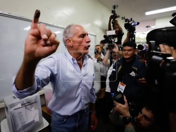 El líder nacionalista fue el último de los candidatos presidenciales en ejercer el voto este domingo 30 de noviembre.