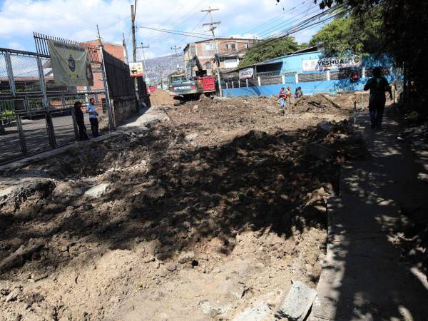 El grave deterioro de la vía generaba tráfico y daños vehiculares en una zona que conecta con el mercado Zonal Belén y colonias del norte de Comayagüela.
