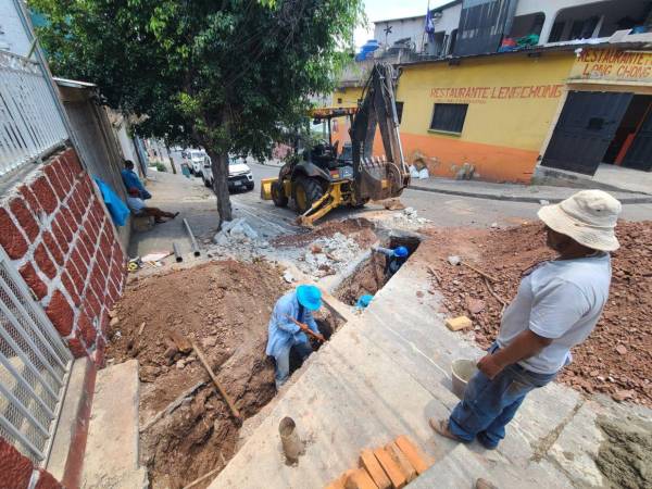 Las acciones incluyen desobstrucción de redes, reparación de tuberías y colocación de tapaderas, como parte del mantenimiento preventivo en la capital.