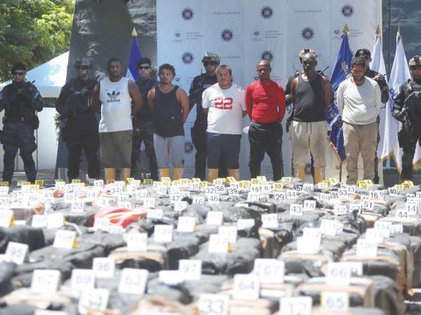 Seguridad. Autoridades de Seguridad de El Salvador presentaron el miércoles el decomiso, que calificaron de “histórico”, de 6,68 toneladas de cocaína, realizado en junio pasado, y a seis extranjeros detenidos en la operación.