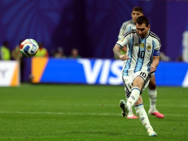 Pocas jugadas generan tanta expectativa como un penal ejecutado por Lionel Messi. En los octavos de final del Mundial 2026, el capitán argentino volvió a asumir la responsabilidad desde los once pasos, pero esta vez el desenlace no fue el esperado por la Albiceleste.