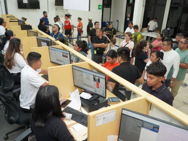 Las autoridades de migración dijeron que operan al 100% de su capacidad para garantizar que el chequeo de los hondureños y extranjeros se realice con agilidad.