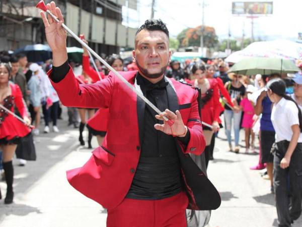 Julio Baquedano lidera un año más al pelotón de palillonas del Instituto Rafael Pineda Ponce, conquistando todas las miradas este 15 de septiembre por su talento y destreza al ritmo de la banda.