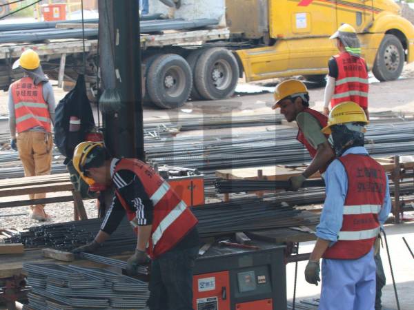 Varios hondureños y asiáticos trabajan en el armado de hierro adentro del plantel donde se construye el Hospital del Sur. Los asiáticos usaban protección en su rostro y brazos para el sol.