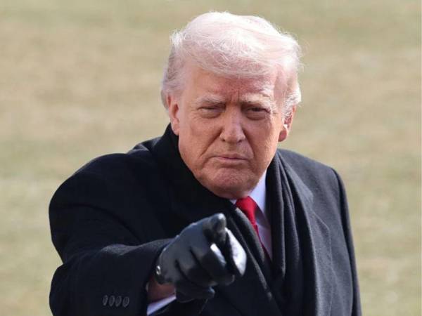 Trump asegura que la flota enviada a Irán está lista para actuar como en Venezuela.