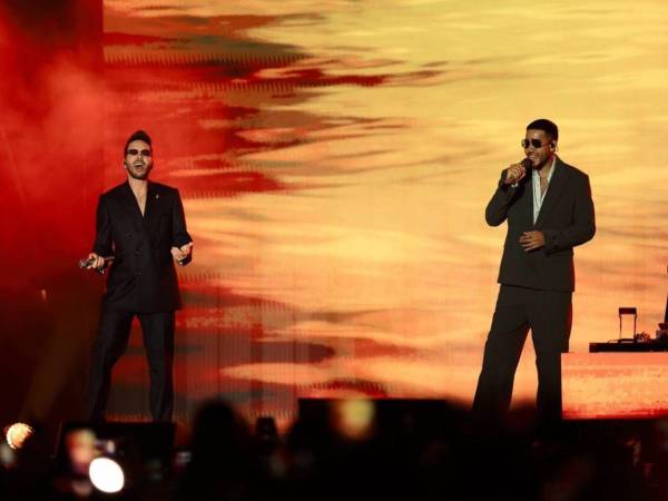 Prince Royce y Romeo Santos sorprendieron al llegar juntos en camioneta sobre el escenario para deleitar a su público.