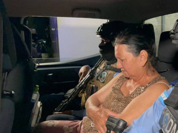 Las autoridades encontraron, en la vivienda de la adulta mayor, varias armas que pertenecerían a la Mara Salvatrucha.