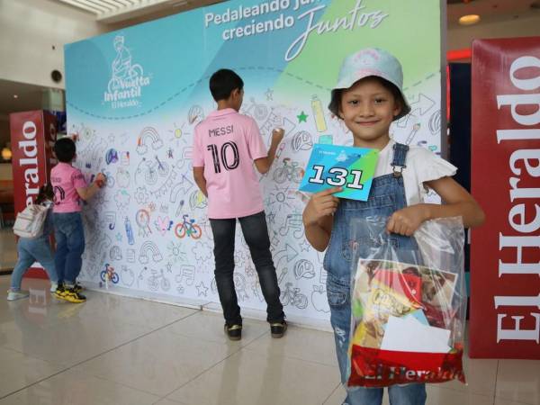 Pequeños y pequeñas ciclistas, acompañados de sus padres, llegan emocionados al Food Court de Multiplaza para recibir su kit oficial de la Vuelta Infantil EL HERALDO 2025. La entrega se realiza este sábado de 10:00 a.m. a 6:00 p.m., mientras los organizadores afinan detalles para la competencia que arrancará mañana a las 7:00 a.m. en el tercer nivel del estacionamiento del centro comercial.