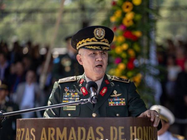 Junto a otros 27 oficiales, Roosevelt Hernández, se retira de las Fuerzas Armadas bajo fuertes cuestionamientos por su gestión y dejando una oficialidad dividida.