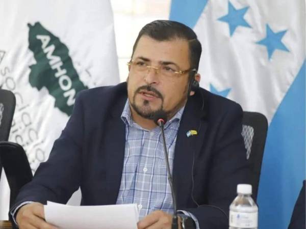 El alcalde que fue reelecto para el período 2026-2030 fue nombrado en 2024 con un puesto de jefe de sección en la Dirección Departamental de Santa Bárbara.