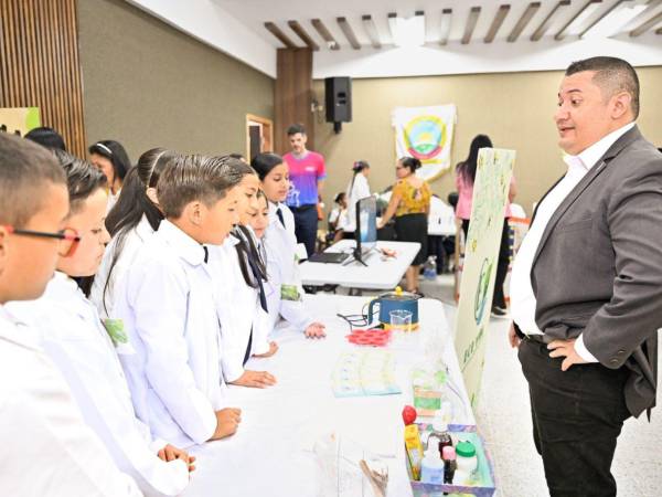 Alumnos de más de 20 centros educativos participaron en la feria y presentaron proyectos innovadores.