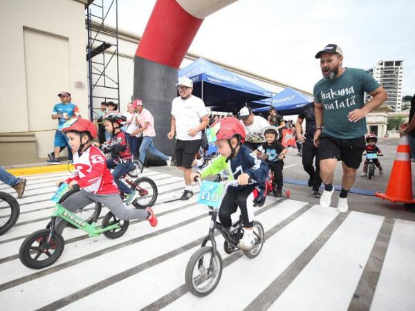 La algarabía de los niños se suma a la de las familias en la jornada ciclística de la Vuelta Infantil 2025, donde los pequeños son animados a no desfallecer y llegar a la meta.