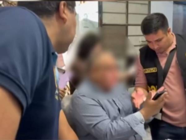 Al momento del allanamiento se encontraron armas, pasaportes falsos, tarjetas de banco y otras evidencias.