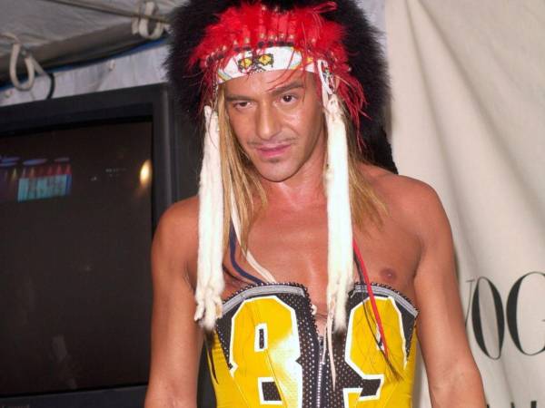 John Galliano ha decidido retirarse de la exposición que el Metropolitan Museum of Art preparaba sobre su trayectoria para el Met Gala 2027, tras semanas de críticas por su pasado antisemita.