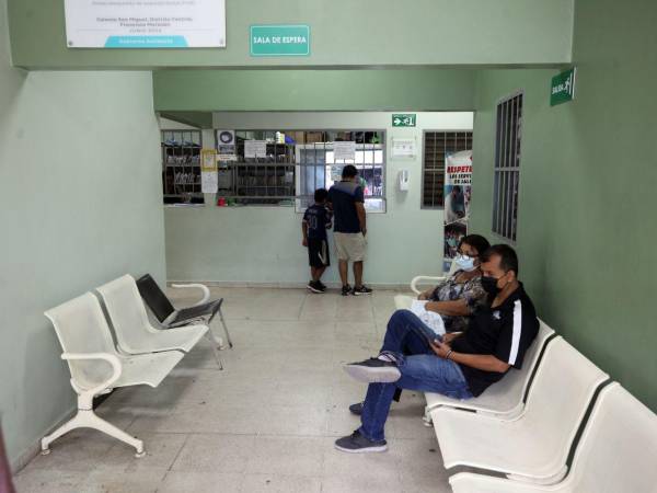Pacientes del CIS San Miguel reclaman que la escasez de insumos odontológicos les obliga a pagar de su bolsillo lo que debería dar el Estado.