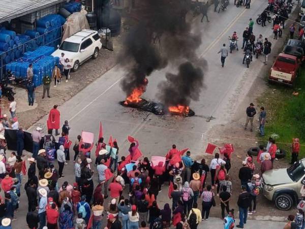 Militantes de diferentes municipios de Copán se aglomeraron en la carretera CA-4 exigiendo la restitución de Yolany Argueta, jefa de recursos humanos en la región departamental de Salud No.4.