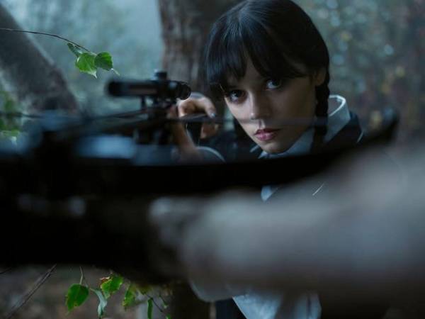 Wednesday Addams (Jenna Ortega) vuelve a merodear los pasillos góticos de la Academia Nevermore, en una nueva entrega de la segunda parte de esta serie, la segunda más vista de la historia de Netflix, solo superada por El juego del calamar.