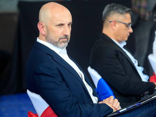 Osael Maroto, presidente de la Federación Costarricense de Fútbol, se quejó al llegar al Estadio Morazán de San Pedro Sula.