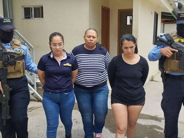 Agentes de la Dirección Policial Anti Maras y Pandillas Contra el Crimen Organizado trasladan a las detenidas hasta sus instalaciones en Tegucigalpa.