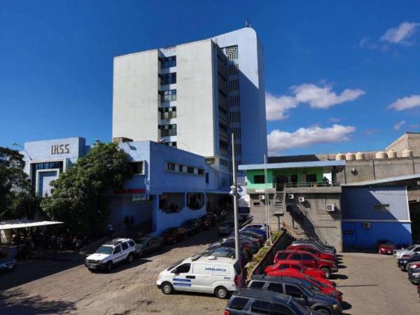 La mañana del lunes, decenas de afiliados llegaron a sacar citas y reclamar los medicamentos.